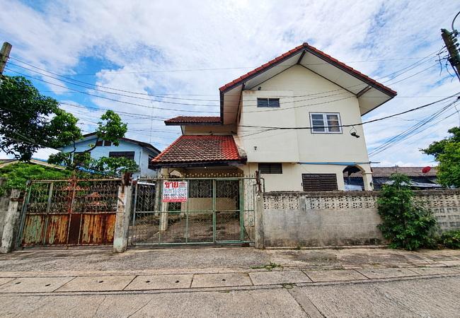ขายบ้านเดี่ยว ซอยอยู่สุข 13 ถนนสุขุมวิท เมืองสมุทรปราการ เนื้อที่ 81 ตร.ว. 2 ชั้น 4 นอน 2 น้ำ 1
