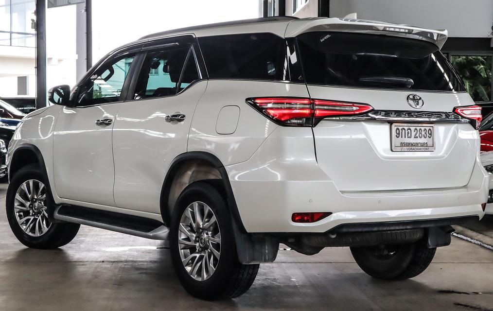 ขาย TOYOTA FORTUNER 2.4 V ปี 2021 ไมล์แท้ 30,000 กม.