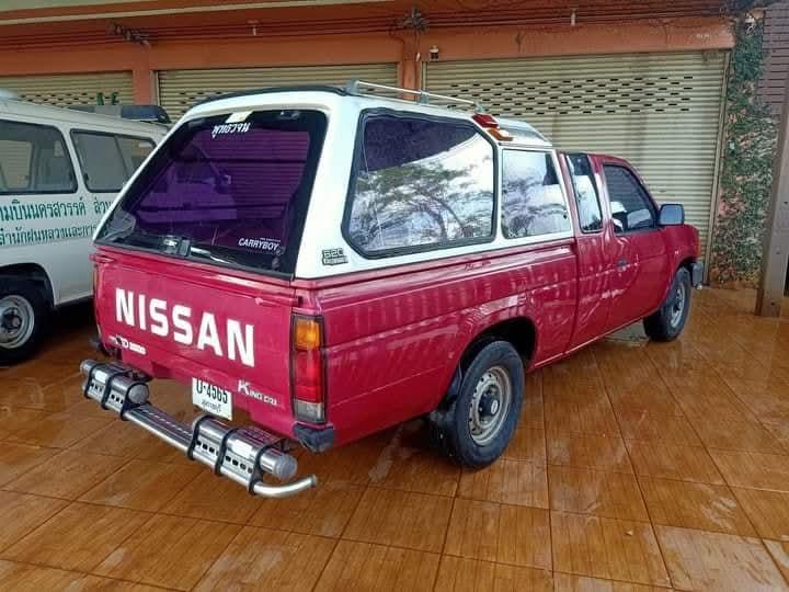 Nissan Big M สีแดง 4