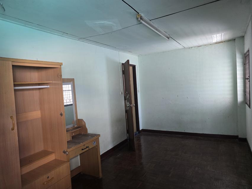 ขายทาวน์เฮ้าส์เนื้อที่ 33 ตารางวา อยู่ซอยประชาราษฎร์บำเพ็ญ 1 ถนนรัชดาภิเษก เขตดินแดง หน้าปากซอย คือ แยกพระพิฆเนศ 17