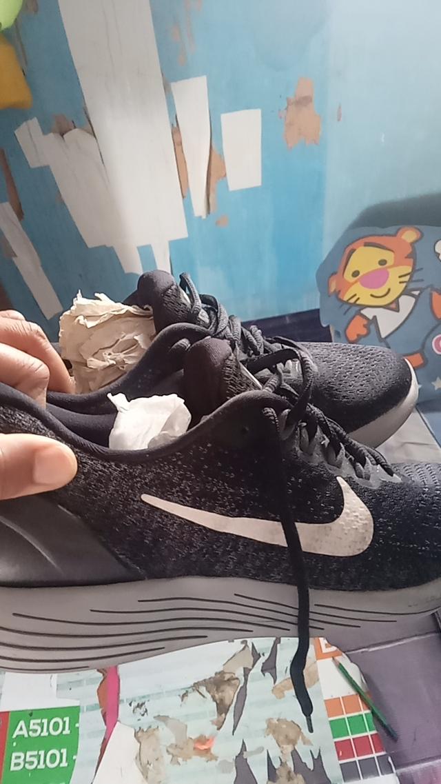รองเท้าแท้มือสองใส่ไม่ถึงสามครั้ง รูปที่ 2