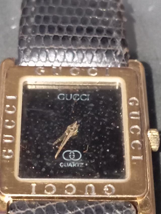 นาฬิกาเก่า Gucci Vintage รุ่น 4000M ของแท้ ตัวเครื่องและสายเป็นหนังตะกวดแท้ ของเดิมทั้งเรือน แต่เครื่องไม่เดินขายราคาถูกมากเอาซ่อมคุ้มแน่นอน รูปที่ 2