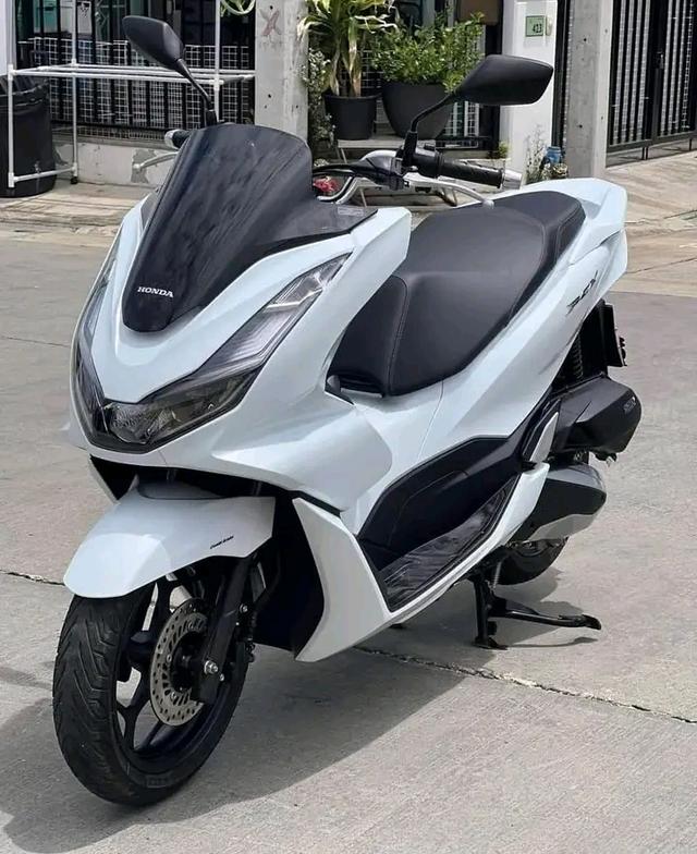 Honda PCX สีขาว 3