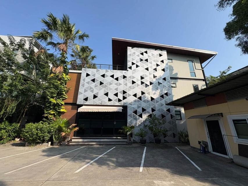ให้เช่าอาคารสำนักงาน 3 ชั้น / ตกแต่งสไตล์ Modern / ซอยลาซาล บางนา / เข้าซอยไม่ลึก / พื้นที่ใช้สอย 1,067 ตารางเมตร / แอร์ 24 เครื่อง 8