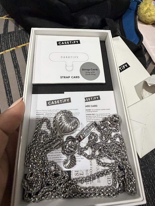 CASETiFY สายคล้องโทรศัพท์แบบสะพายข้าง รุ่น Metal Heart Cross-body Strap สีเงิน รูปที่ 4