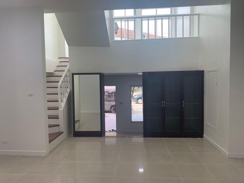 ขาย:บ้านทาวน์เฮ้าส์ หน้ากว้าง 6.5 เมตร ,สูง 3 ชั้น หมู่บ้านนีโอ คลาสสิค โฮม (Neo Classic Home ) ถนนรามอินทรา 4