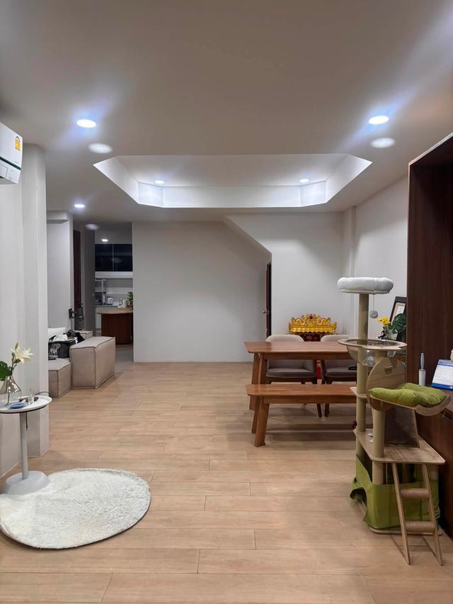 ขายทาวน์เฮ้าส์ 2 ชั้น รีโนเวทสไตล์ Modern Chinese 180 ตรม. 3 ห้องนอน หมู่บ้านอยู่เจริญ ซอยรัชดา18 ฮวงจุ้ยดี ใกล้ MRT ห้ว 6