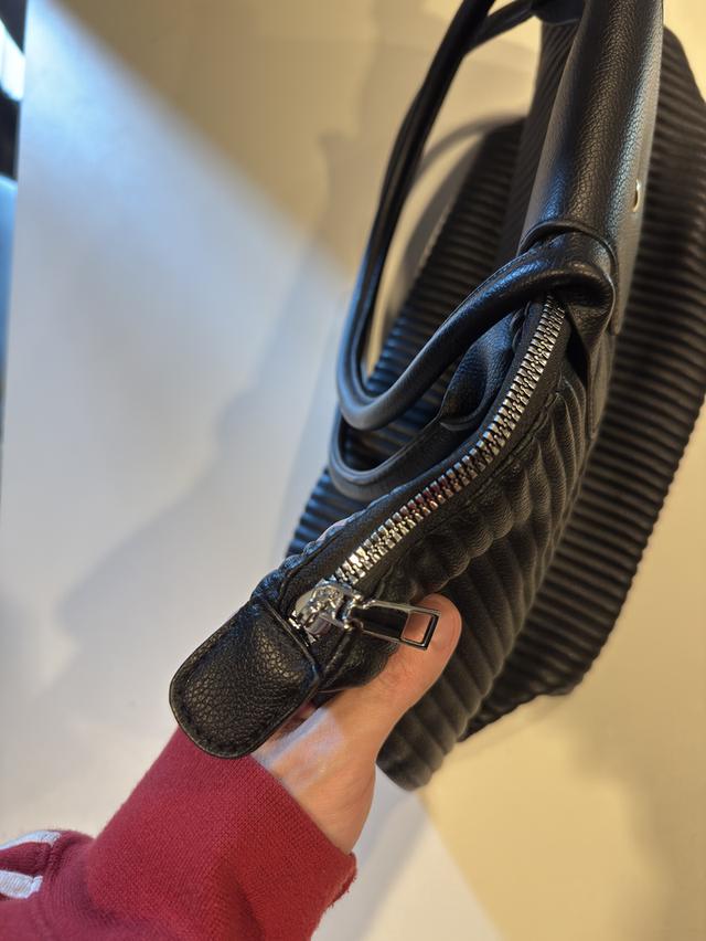 กระเป๋า tote bag สีดำ เรียบหรู เหมาะกับลุคลูกคุณหนู  3