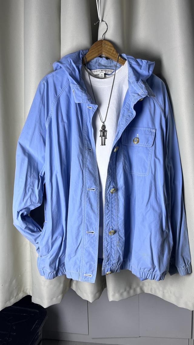 เสื้อคลุมTommy สีฟ้ามีฮู้ท ไซส์XL อก 50 ยาว 30 สภาพสวยใหม่ มีตำหนิตามภาพ นัดรับได้
