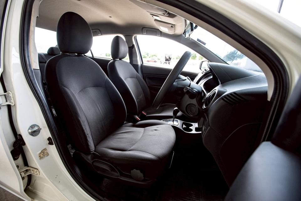 Mitsubishi Attrage 1.2 GLS ปุ่มสตาท์ สีขาว เกียร์ออโต้ ปี 2014 13
