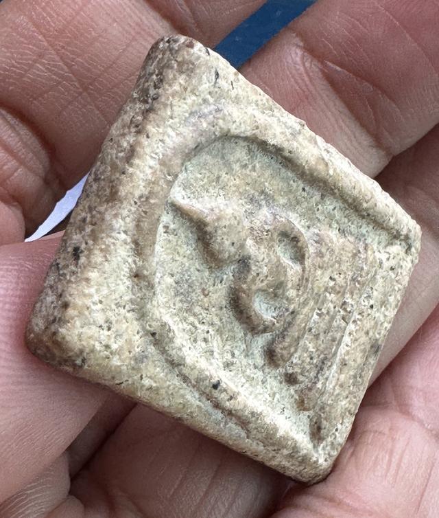 พระสมเด็จเนื้อเก่า มีรอยเซาะ แต่งพิมพ์เดิม