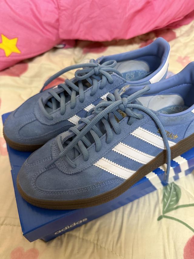 รองเท้ารุ่น Adidas Handball Spezial (สีฟ้าคราม/พื้นยางดิบ Gum Sole) ครับ