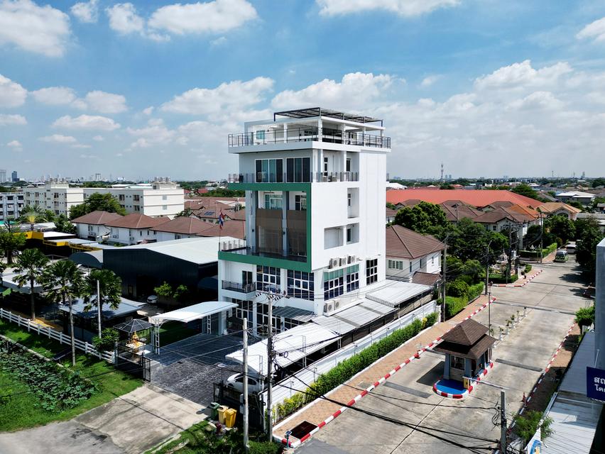 ขายอาคารสูง 6 ชั้นที่พร้อมให้คุณรีโนเวทใหม่บนถนนกรุงเทพกรีฑา 2