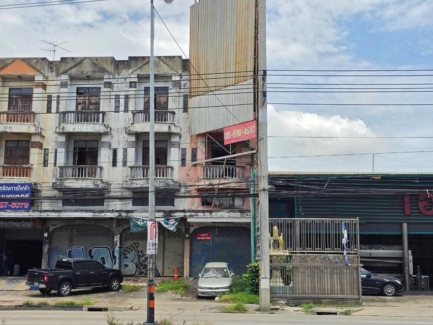 ขายตึก 3 ชั้นครึ่ง ทำเลดี ติดถนนลำลูกกา คลอง3 ใกล้โรงบาลสินแพทย์ลำลูกกา 4