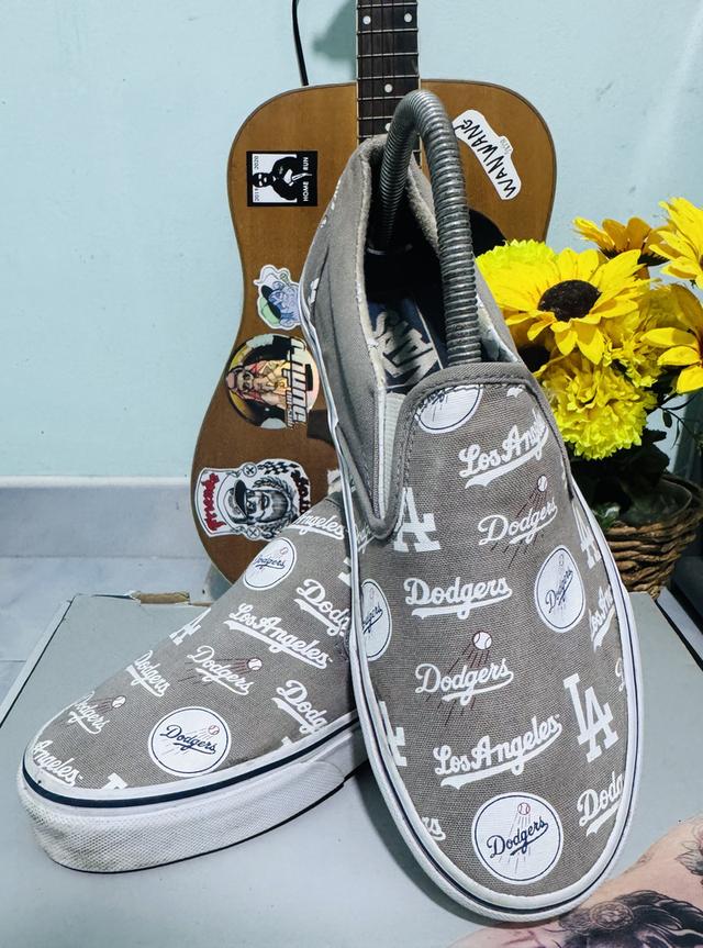 รองเท้า VANS. • รุ่น: Classic Slip-Ons