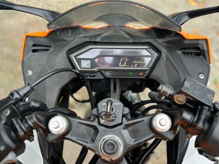 Honda CBR150R 4