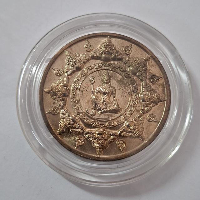 จตุคามรามเทพ รุ่น จอมจักรพรรดิ์มหาบารมี ปีพ.ศ. 2550 เหรียญนวโลหะ แก่ทองคำ พิมพ์องค์พ่อ ขนาด 3.2ซ.ม.มีโค้ต หมายเลขกำกับเหรียญ ตลับสูญญากาศกล่องกำมะหยี่