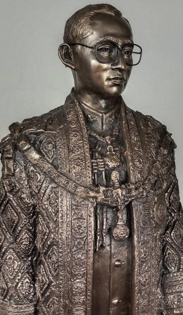 579.พระบรมรูปหล่อในหลวงรัชกาลที่ 9 พระบาทสมเด็จพระปรมินทรมหาภูมิพลอดุลยเดช (รมดำ) 9