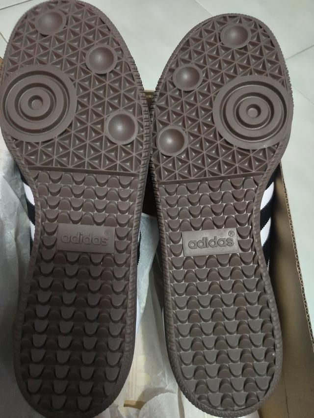 รองเท้าAdidas ยังใหม่อยู่คับไม่เคยใส่เลยคับมีกล่องครบคับ