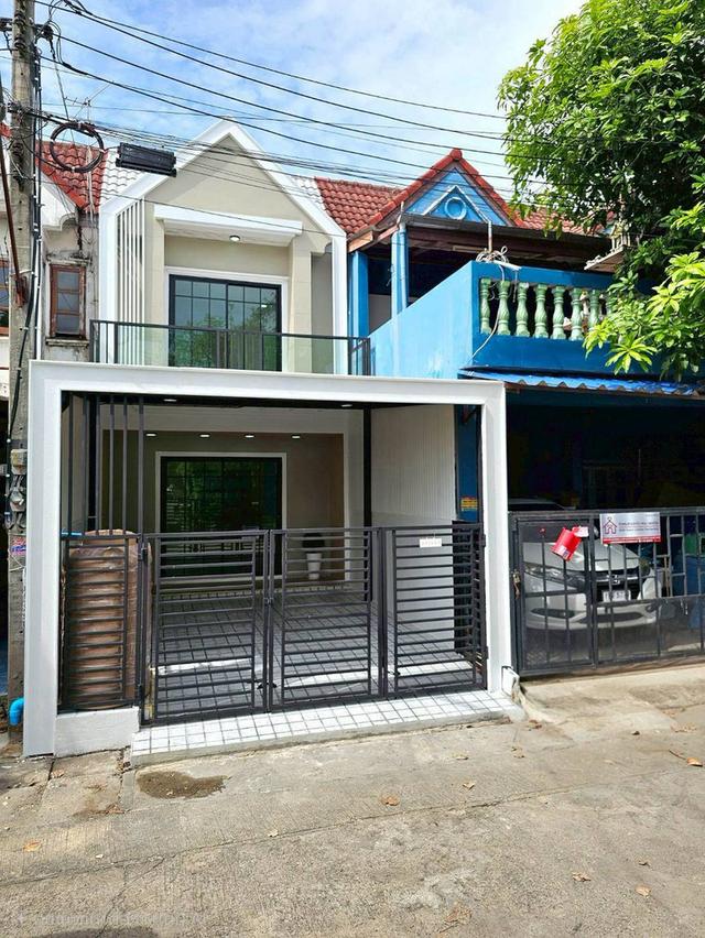 หมู่บ้านเต็มรัก ซอยวัดลาดปลาดุกทาวน์เฮาส์ 2 ชั้น ตกแต่งใหม่พร้อมอยู่ มีระเบียงหน้าบ้าน พร้อมของตกแต่ง 3