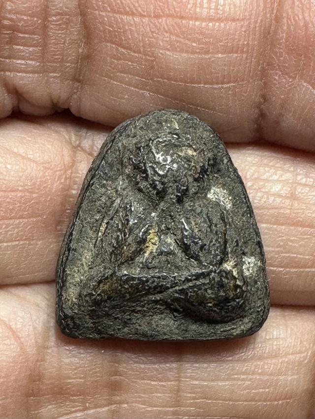 พระปิดตาเนื้อผงคลุกรัก เก่า ไม่ทราบที่