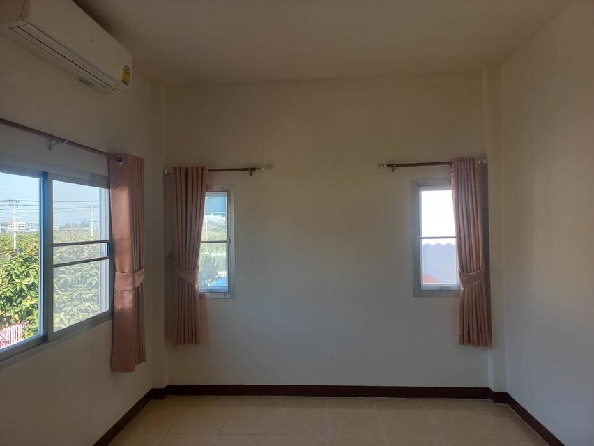 บ้านเดี่ยว 2 ชั้น 35 ตรารางวา 3 ห้องนอน 2 ห้องน้ำ ห้องเคาเตอร์ครัว โต๊ะกินข้าว โซฟา แอร์ เหล็กดัดและมุ้งลวด หมู่บ้านติดถนนแพรกษา หน้าหมู่บ้านมีเซ่เว่น 10