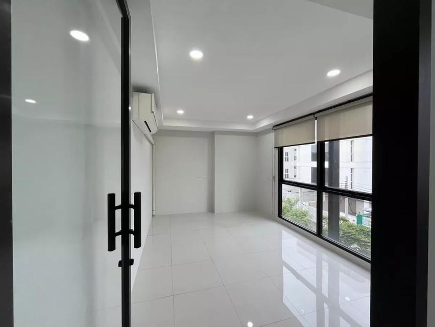 ให้เช่าสำนักงานให้เช่า ถนนศรีนครินทร์ ใกล้ MRT สวนหลวง ร.9 BRE24201