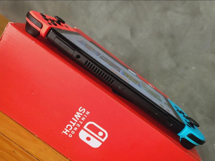 เครื่องเล่นเกม Nintendo Switch OLED 4