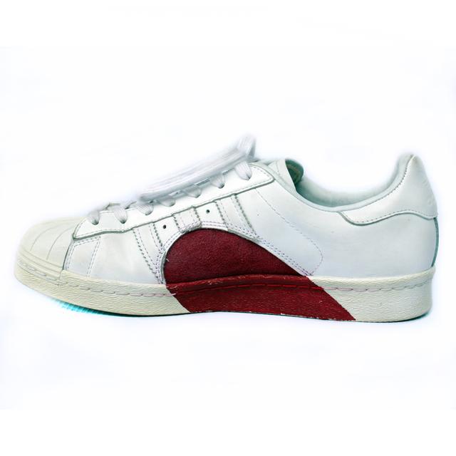 Adidas รองเท้าผ้าใบมือสอง สีขาวขลิบแดง สภาพงามๆ จัดส่งฟรี!!! เก็บปลายทาง