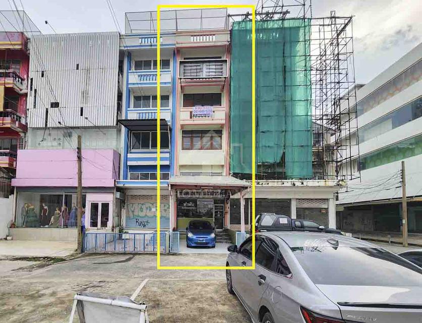 อาคารพาณิชย์ 4.5 ชั้น อ่อนนุช 60 ติดถนนใหญ่ ใกล้รถไฟฟ้า มีที่จอดรถ 1