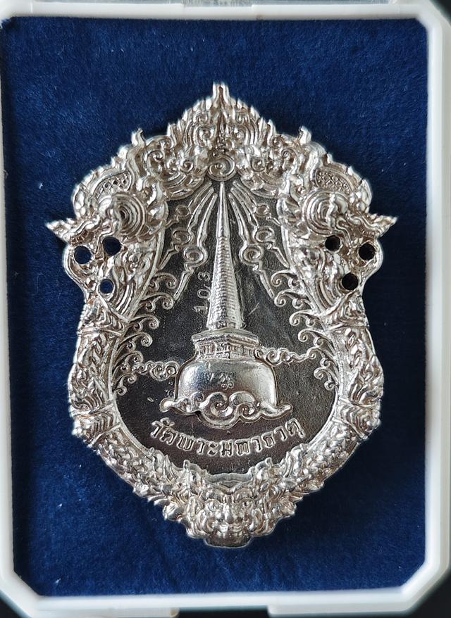 เหรียญหล่อพระพุทธสิหิงค์ รุ่น ๒๖ ศตวรรษ(บรรจุกริ่งรุ่นแรก) เนื้อเงินแท้บริสุทธิ์ 99.9% ลงยาสีธงชาติ วัดพระมหาธาตุฯ จ.นครศรีธรรมราช ปี พ.ศ. 2555 รูปย่อยที่ 2