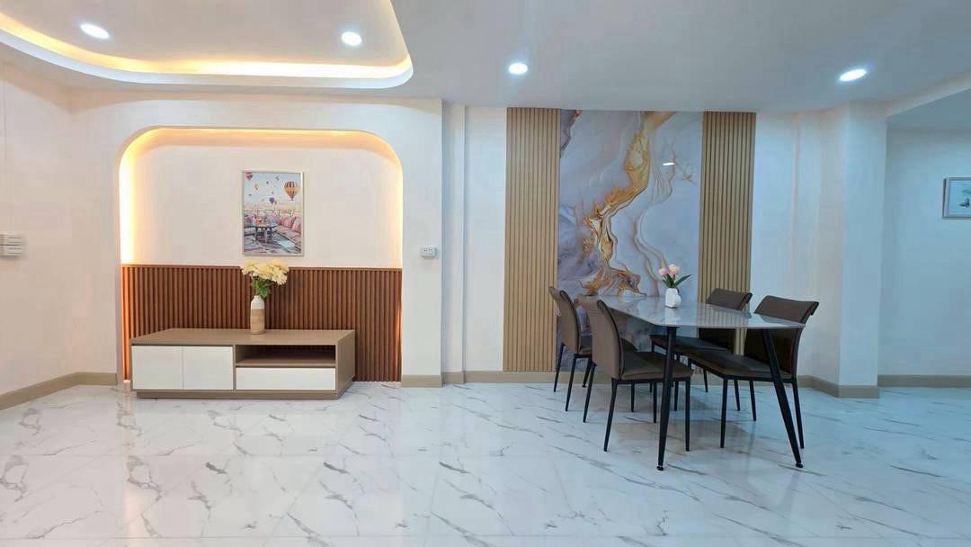 หมู่บ้านรัตนาธิเบศร์  ติดMRT 2 สถานีสามแยกบางใหญ่ และสถานีตลาดบางใหญ่ทาวน์เฮาส์ 2 ชั้น 6