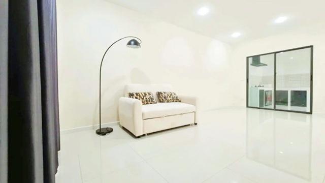 เฉลิมพระเกียรติร.9 ให้เช่าทาวน์โฮมพรีเมี่ยม 3ชั้น ชั้นลอย 18ตร.วา.ARLบ้านทับช้าง 900ม.220ตร.ม. 3นอน จัดเต็มเฟอร์ฯ รพ.สิร 6