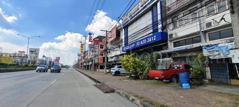 อาคารพาณิชย์ 3 ชั้นครึ่ง 3 คูหา ติดถนนเพชรเกษม ทำเลดี ราคาถูก 2