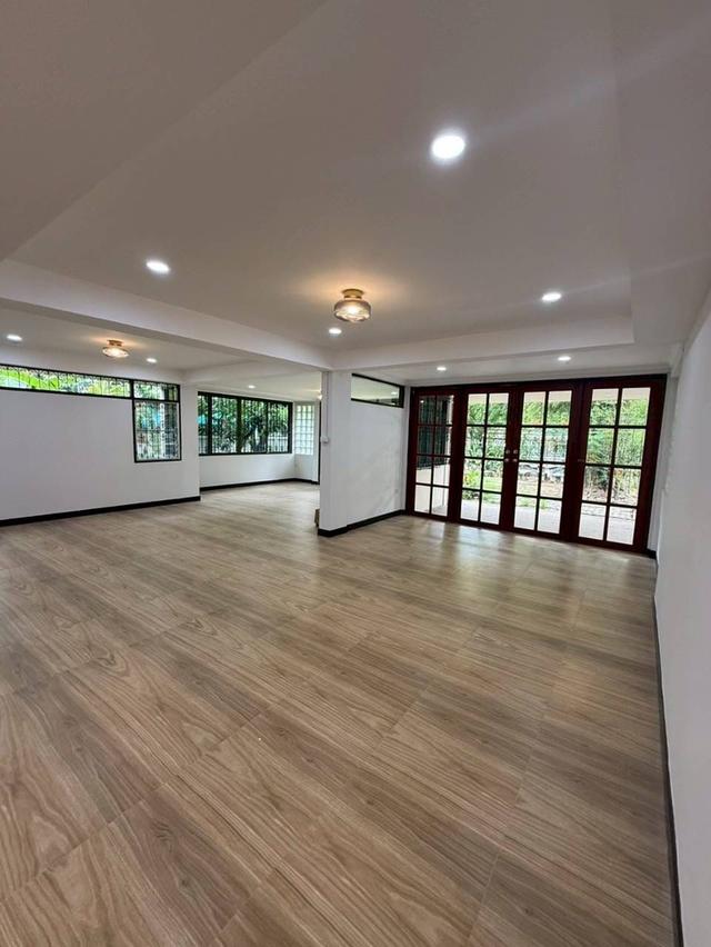 บ้านให้เช่า143ตรว.ถ.รามคำแหง60เข้าทางรามคำแหง68และกรุงเทพกรีฑา7สามารถจดในนามบริษัทได้ จอดรถได้หลายคัน ถนนหน้าบ้านกว้าง เดินทางสะดวก ว่างพร้อมเข้าอยู่ 9