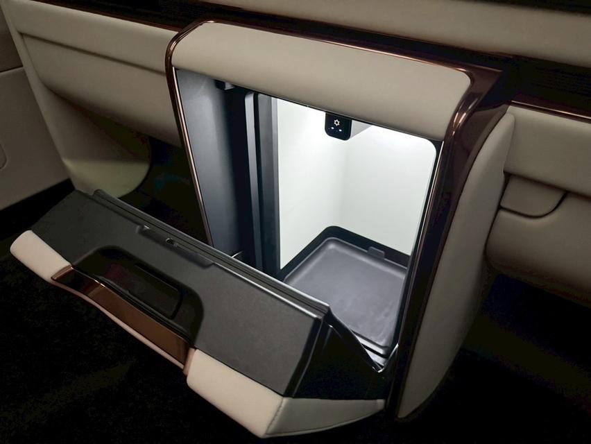 Lexus LM350h 4 ที่นั่ง สีขาว Wrap สีพิเศษ รูปที่ 16