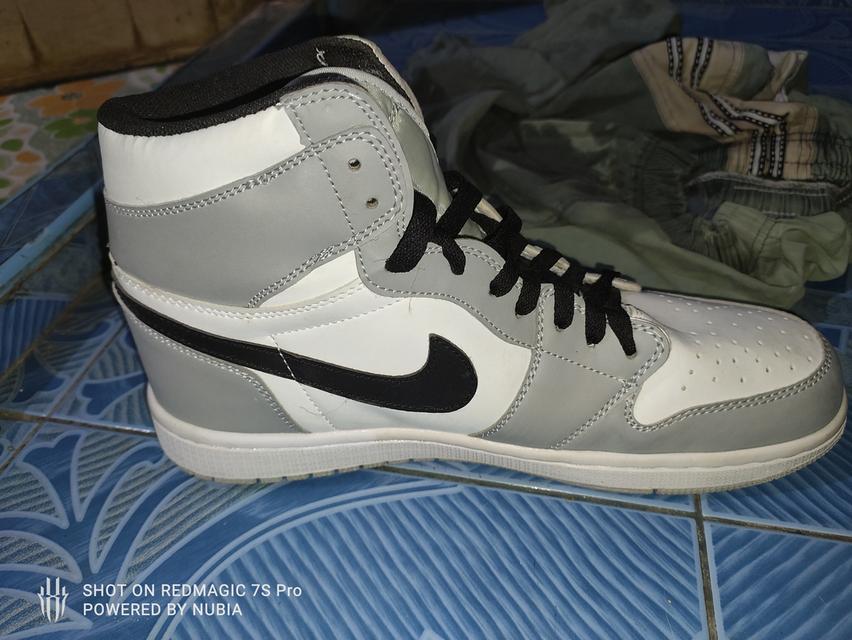 Nike Air Jordan 1 Mid "Light Smoke Grey รูปที่ 2