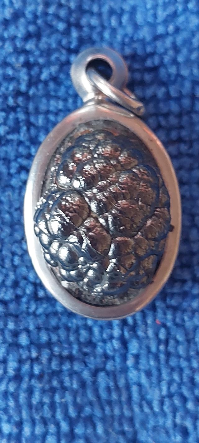 วัตถุมงคลก้อนเหล็กไหล