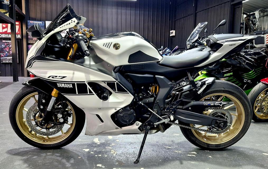 Yamaha R7