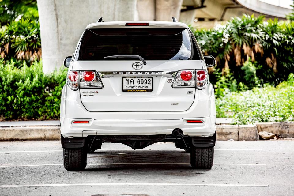 TOYOTA FORTUNER 3.0V ภายในดำ สีขาว ปี 2012 เกียร์ออโต้  8