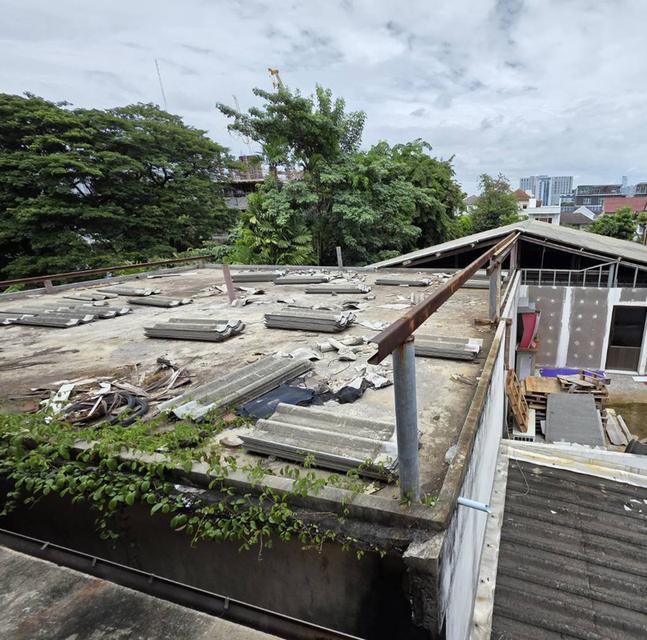 ขายที่ดินพร้อมอาคารสำนักงาน 4ชั้น 220 ตร. ว ซอยสุขุมวิท64  ติดถนนคอนกรีตกว้าง ที่สวยแปลงหน้ากว้าง ไฟฟ้า 3เฟส พร้อมใบอนุญาติโรงงาน ใก้ลBTSปุณณวิถี 1