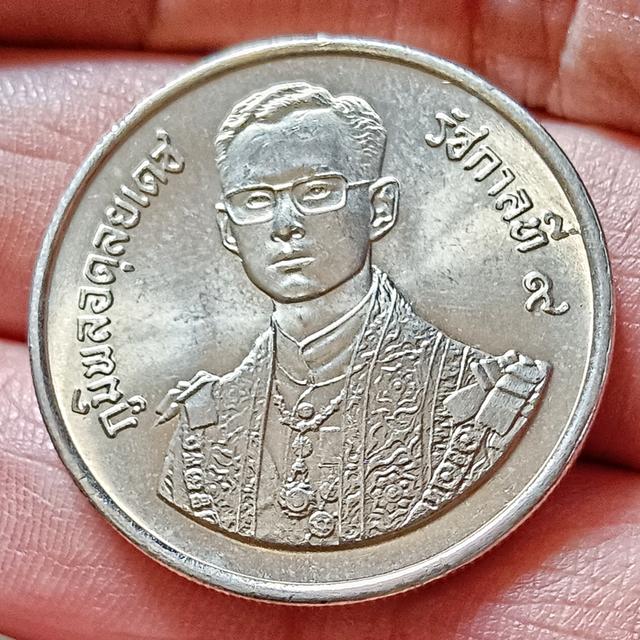 เหรียญ 5 บาท ที่ระลึก มหามงคลพระชนมพรรษา ครบ 60 พรรษา​ รัชกาลที่ 9 พ.ศ.2530 ไม่ผ่านใช้​ (ราคาต่อ​ 1 เหรียญ)​ มี​ 40 เหรียญ​ 2