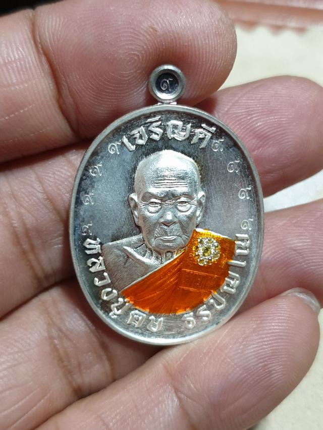 เหรียญที่ระลึกฉลองอายุครบ 9 รอบหลวงปู่คีบ วัดป่าสุทธาวาส จังหวัดนครพนม พ.ศ 2567 เนื้อเงินลงยาจีวรเหลืองฝังพลอย 9 รอบนำฤกษ์หมายเลข 8สำหรับคนชอบเลขสวย รูปที่ 13