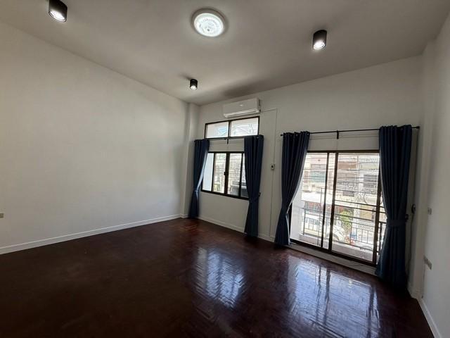 MTR39 จอดรถได้สูงสุด 5 คัน! ให้เช่าบ้านกลางเมือง เหม่งจ๋าย-ลาดพร้าว บ้านเล่นระดับ 3 นอน 3 น้ำ แอร์ครบ พร้อมครัวโปร่งน่าใช้งาน 3