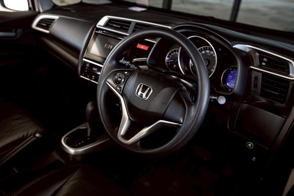Honda Jazz 1.5 SV ปี 2014 สีขาว มือเดียวป้ายแดง  15