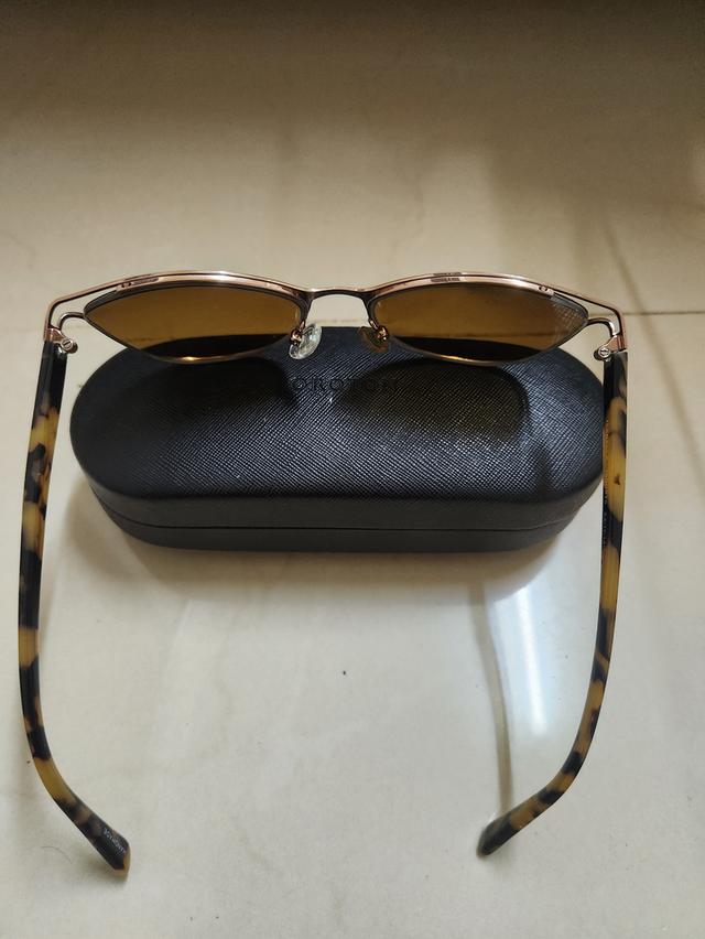 แว่นกันแดดทรงแคทอาย (Cat-eye) กรอบโลหะสีโรสโกลด์ พร้อมขาแว่นลายกระ (Tortoiseshell รูปที่ 2