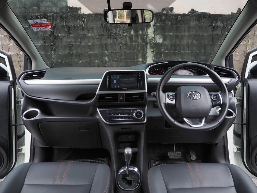 toyota sienta 1.5 v 2022 ขาว 9