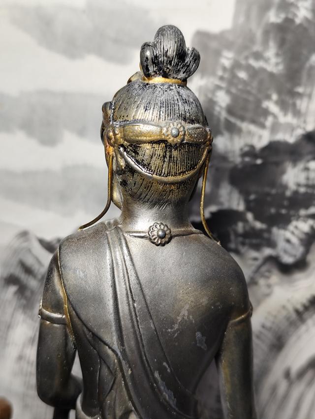 รูปพระโพธิสัตว์กวนอิมประทับยืนที่มือซ้ายถือดอกไม้ (ดอกไม้หาย)วัสดุโหะชุบ สวยสมบูรณ์ มีในงานประมูลRcb รูปที่ 5