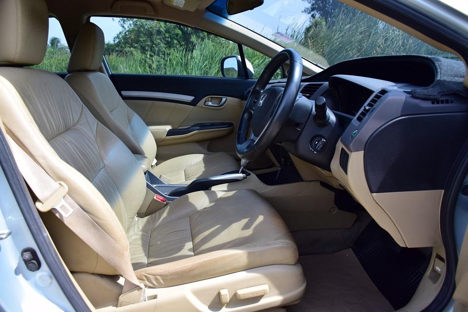 ขายเพียง 248000 บาท ปี2012 รถสวยมือเดียวจากป้ายแดง CIVIC FB 1.8E เบาะหนังแท้ไฟฟ้า แอร์จอ  ครูสคอลโทล กุญแจรีโมท2ดอกครบขับดี โทร 0957401229ไดีไลน์UTBP  16