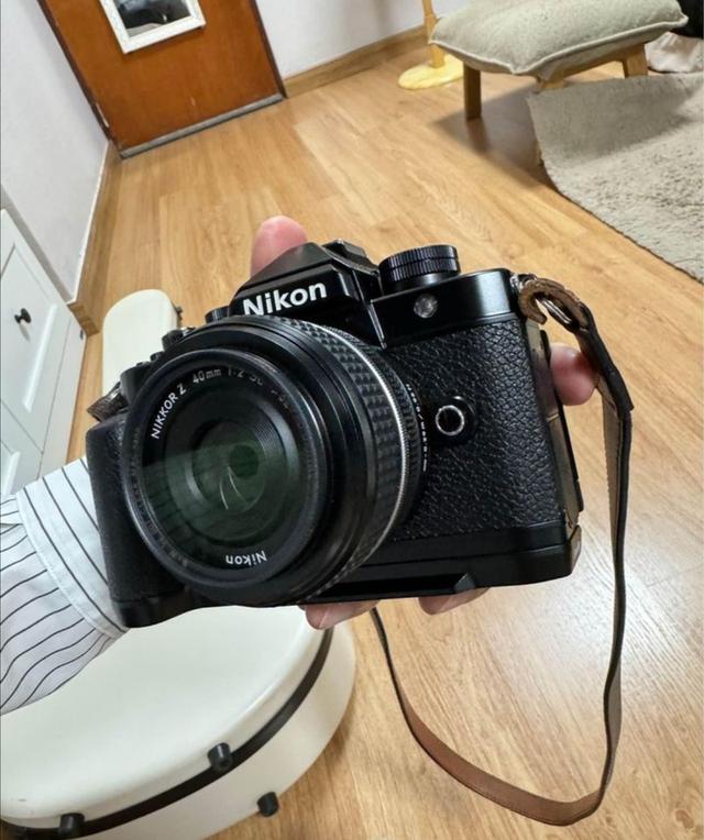 Nikon Zf + kit 40 2.8 + SmallRig 3